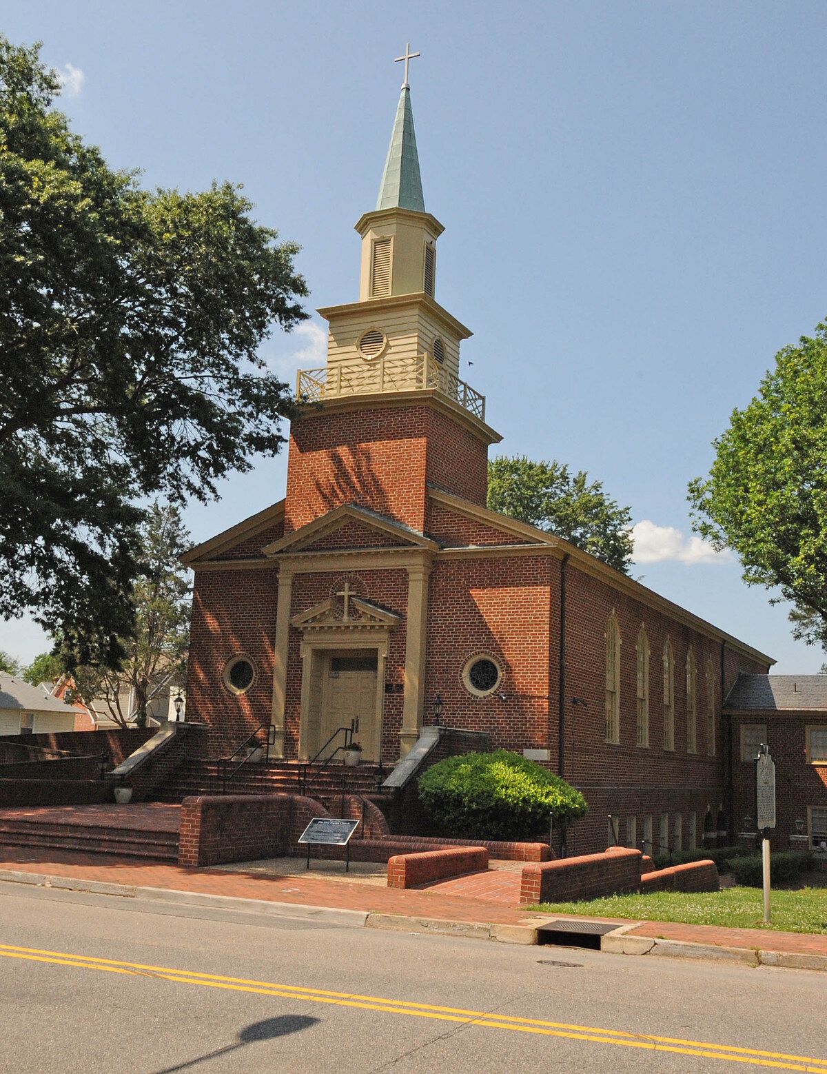 The red-brick First Baptist Church sanctuary on Scotland Street in Williamsburg, Virginia